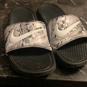 Nike benassi jdl floral slides size 9
